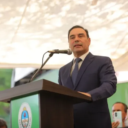 “Tiene que levantar el culito de la silla y viajar al interior”