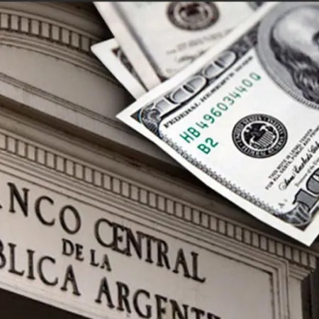 El dólar rompió el techo de la banda y desató la pulseada del BCRA