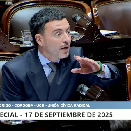 Con palos al kirchnerismo, Schiaretti y Milei, De Loredo justificó su voto por el Garrahan y universidades