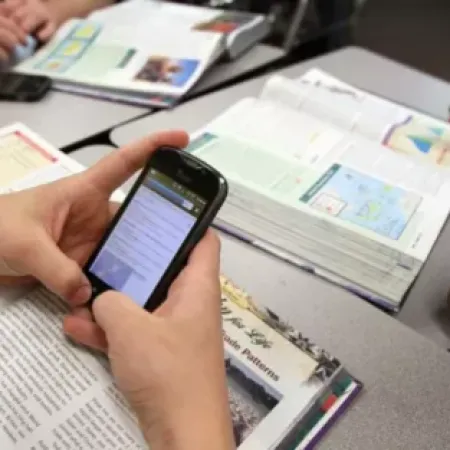 Prohíben por ley el uso de celulares en las escuelas primarias