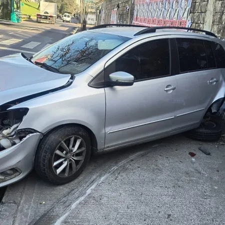 Persecución en la General Paz: escapaba en un auto robado y terminó estrellado contra una pared