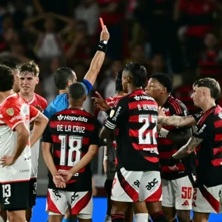 Flamengo pide a Conmebol que anule la tarjeta roja al jugador expulsado contra Estudiantes