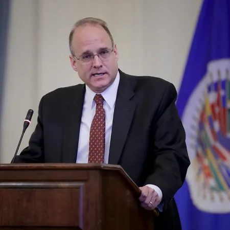El polémico saludo que hizo cambiar de rumbo al avión de Maduro