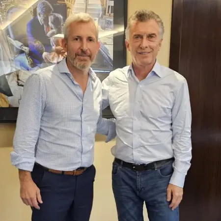 A 500 kilómetros de su provincia: ¿Rogelio Frigerio jugando al tenis en Capital?