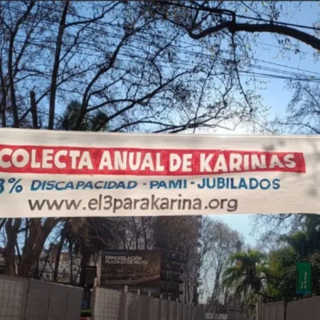 En Rosario, irónicos pasacalles instan a recaudar “el 3% para Karina”