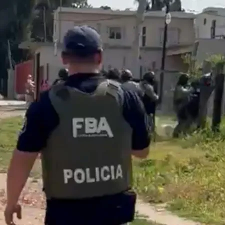 Cayeron cuatro narcos en La Cascotera: armas, drogas y un pozo secreto en el patio