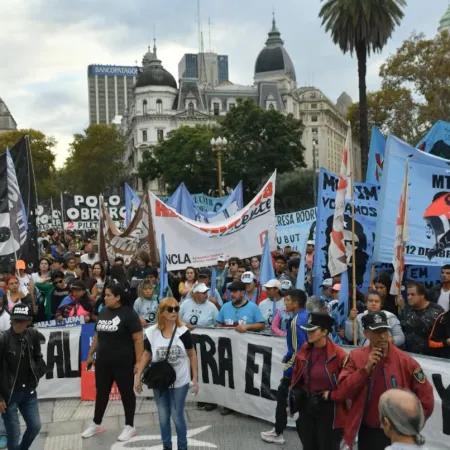 Piqueteros marchan contra las políticas del Ministerio de Capital Humano