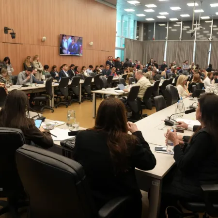 Entre críticas, Diputados convocan al secretario de Hacienda y al ministro Caputo
