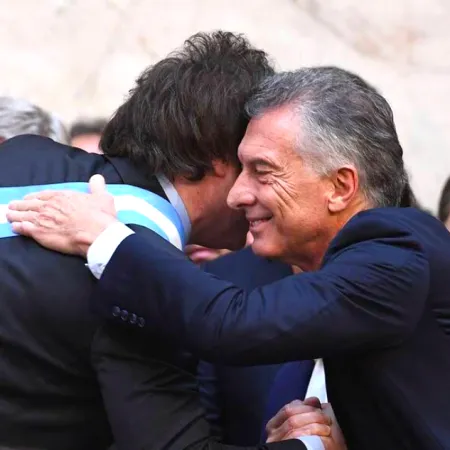 Milei entre dos salvatajes: el auxilio de EE.UU. y el regreso de Macri