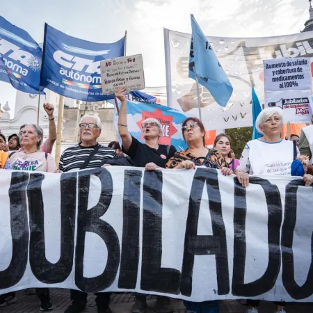 ¿Alivio real o “Plan Platita”? El Gobierno lanza descuentos para jubilados a un mes de las elecciones