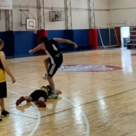 Brutal agresión en el básquet amateur porteño: un jugador le pisó la cabeza a otro