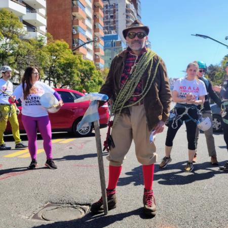 Escaladores protestan para evitar la demolición de la palestra de roca