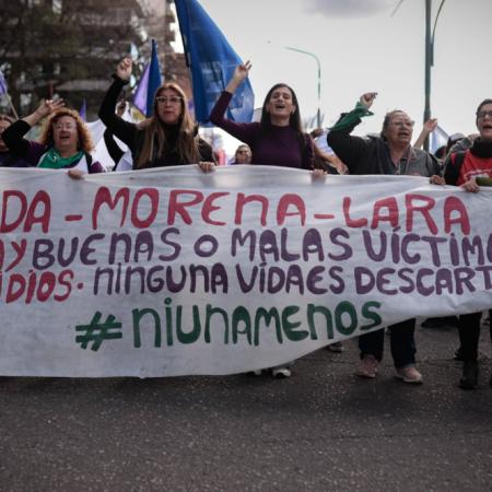 Multitudinaria marcha de Ni Una Menos por el triple narcofemicidio: hubo incidentes