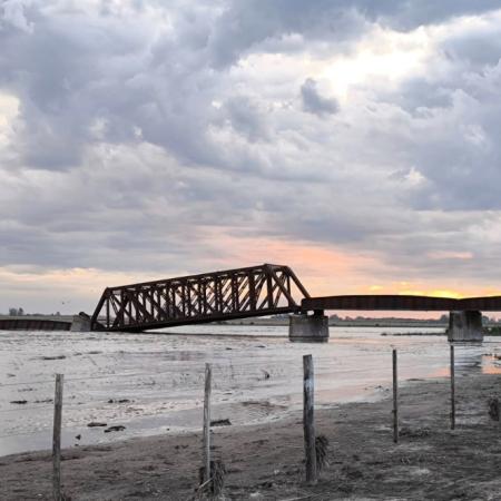 Crecida del Salado: Colapsó un viejo puente ferroviario y piden atención sobre otro en la Ruta
