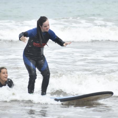 El surf como terapia, una nueva propuesta que ayuda a las personas con discapacidad