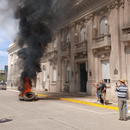 Tensa jornada en 9 de Julio: desesperado reclamo de productores inundados ante el municipio 