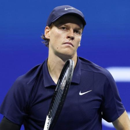 Jannik Sinner arrasa, pero un canadiense lo espera con ventaja en semis