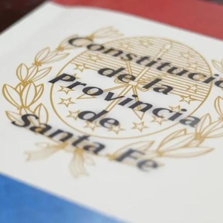 Jura de la nueva Constitución de Santa Fe habilita reelección de Pullaro