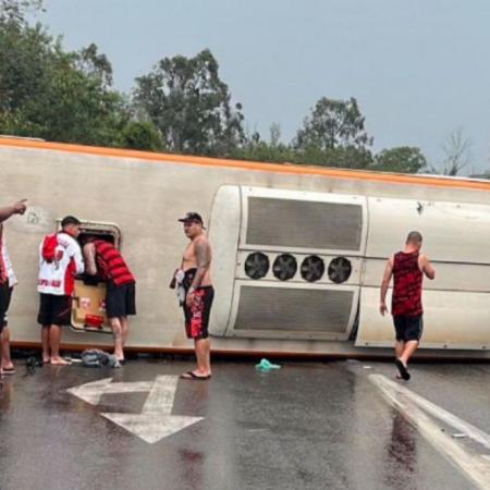 Un micro con hinchas de Flamengo volcó en Brasil mientras viajaba hacia Buenos Aires para el partido con Racing