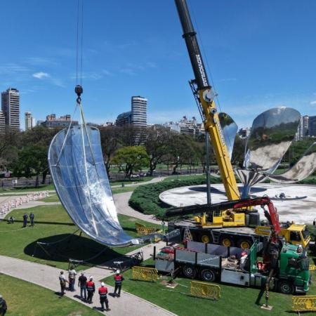 Megaoperativo Floralis: así fue el traslado del primer pétalo restaurado por el río Paraná
