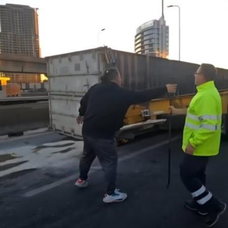 Cayó un contenedor sobre la AU Buenos Aires-La Plata y provocó un caos vehicular mano al sur