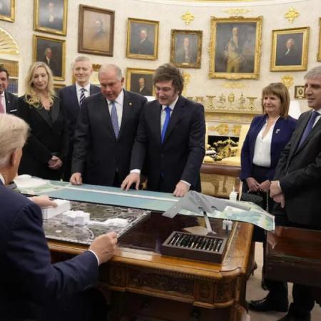 Encuesta revela que el 55% rechaza el rescate de Trump a Milei