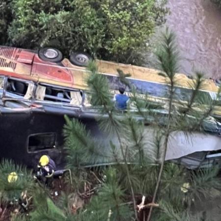 Tragedia en Misiones: un colectivo chocó con un auto y cayó a un arroyo, dejó al menos siete muertos y 25 heridos