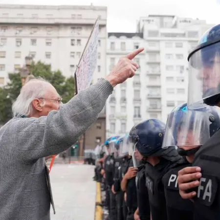Los jubilados de la mínima pierden $100.000 por el congelamiento del bono