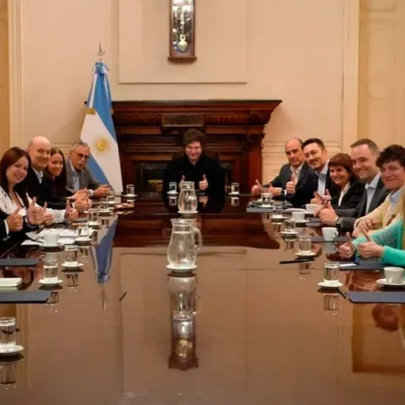 Milei reúne a su Gabinete tras el apoyo de Trump y el escándalo Espert