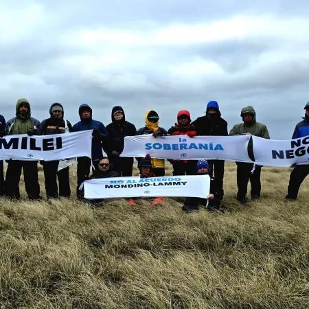 "Vergüenza inaceptable": banderas contra Milei en las Islas Malvinas y contragolpe de LLA