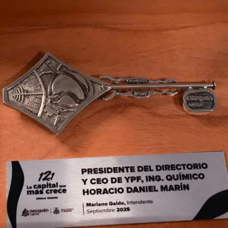 Neuquén le entregó una llave muy especial a Horacio Marín, presidente de YPF