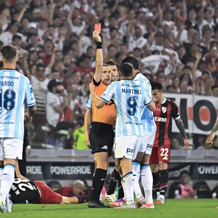 Lo que dejó Racing-River: un clásico caliente con pierna fuerte, declaraciones cruzadas y un escupitajo