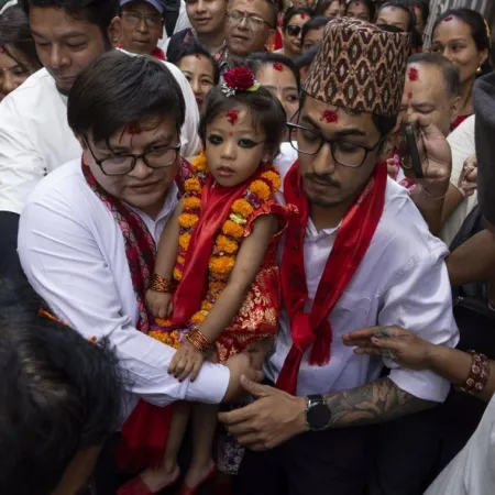 Nepal entronizó a una niña de dos años como “diosa viviente”