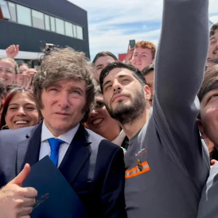 Milei cruzó a un vecino en Mar del Plata: “Te bajo más la inflación así puteás un poco más”