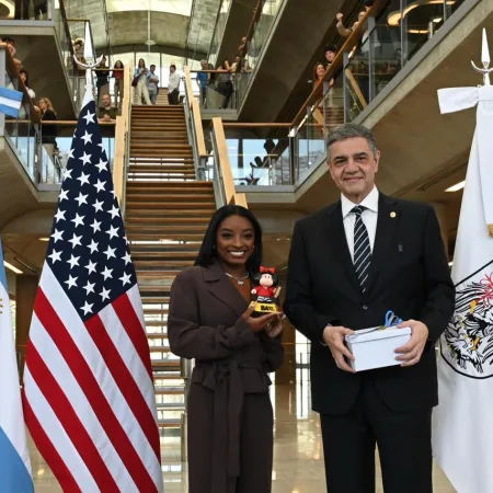 Llegó a Buenos Aires Simone Biles, la mejor gimnasta del mundo
