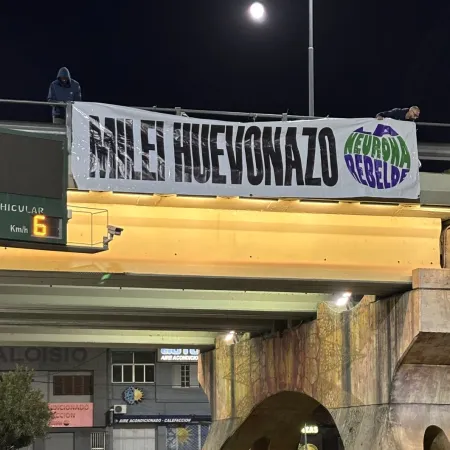 Mendoza: detuvieron a militantes por un cartel y les decían "¡Viva Milei!" en el calabozo