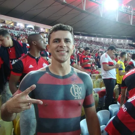 Esto es llevar a tu equipo en la piel: el hincha de Flamengo que se tatuó su cuerpo