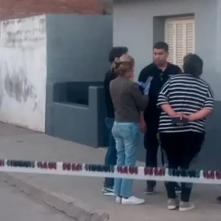 Hallan asesinada a una mujer de 62 años y por el caso detienen a su hijo: tenía la ropa manchada con sangre