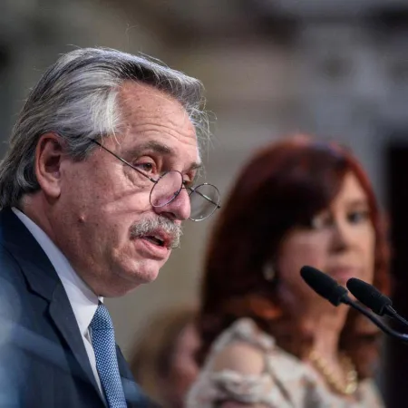 Alberto Fernández compartió un duro mensaje de Don Winslow contra Javier Milei y Joe Biden