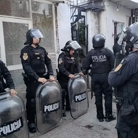 Desbaratan al “Clan Mareco” en el Bajo Flores: cinco detenidos y más de 4.000 dosis de droga