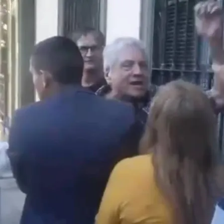 Militante libertario golpeó a una mujer durante una visita de campaña de Santilli