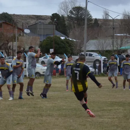 Fútbol insólito: suspendieron un partido en una liga porque los árbitros estaban borrachos