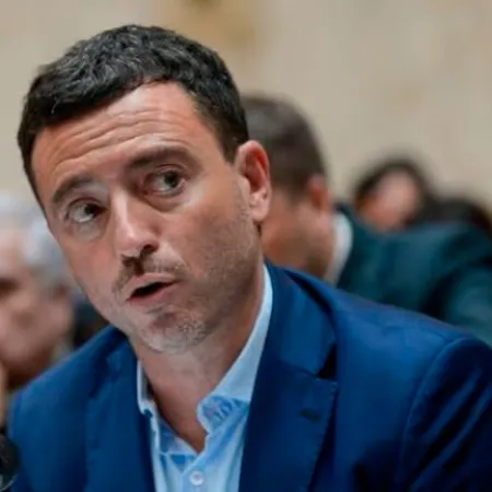 De Loredo juega a la cercanía con Milei: gestos y señales hacia el oficialismo