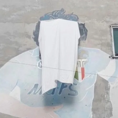 Taparon un mural de Maradona en Nápoles: puja entre comerciantes y autoridades