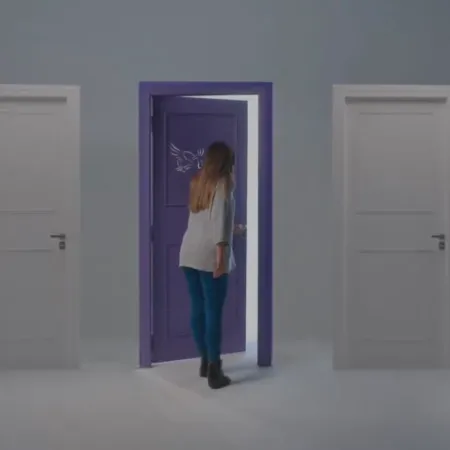 Sin Milei, La Libertad Avanza lanzó un nuevo spot con "el juego de las puertas"