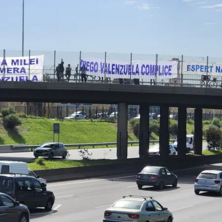 La 'bienvenida': Tres de Febrero recibe a Milei con pasacalles explosivos