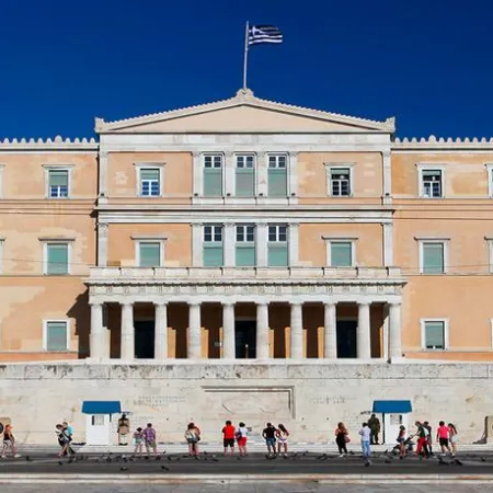 Grecia aprueba jornada de hasta 13 horas: choque laboral estalla