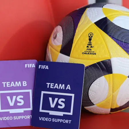El nuevo VAR: las tarjetas azul y púrpura que prepara la FIFA para el Mundial 2026