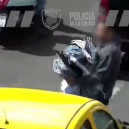 Video: robaron una pila de ropa de un local de avenida Avellaneda y fueron detenidos cuando escapaban