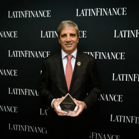 Luis Caputo y el premio que genera dudas tras el derrumbe financiero